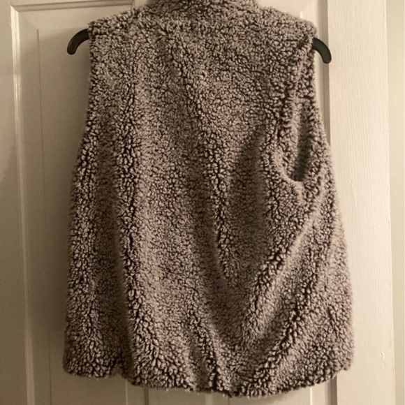 Francesca’s Sherpa Vest M. - Picture 5 of 5